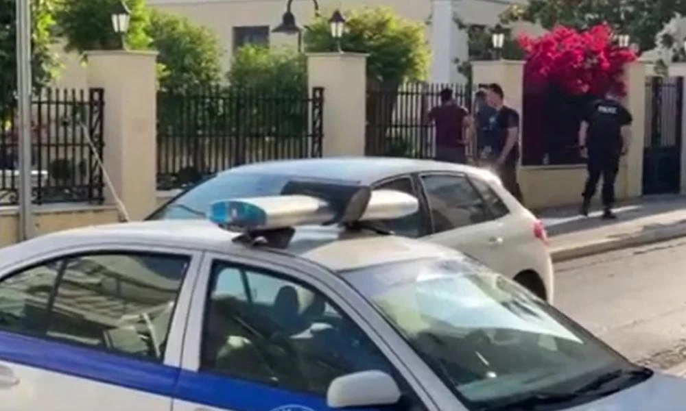 Καλαμάτα: Συνελήφθη ο άνδρας που είχε «μπουκάρει» στο προαύλιο της ΤτΕ – Εικόνες και βίντεο